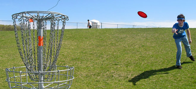 playing disc golf